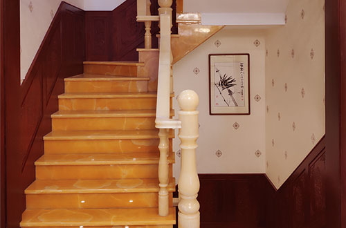 东凤镇中式别墅室内汉白玉石楼梯的定制安装装饰效果